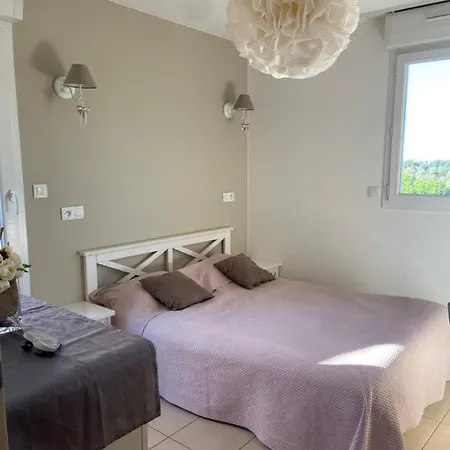 Holiday home 4 A 6 Personnes Dans Avec Piscines Proche