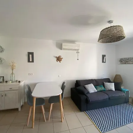 Holiday home 4 A 6 Personnes Dans Avec Piscines Proche