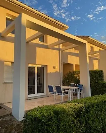 4 A 6 Personnes Dans Avec Piscines Proche Holiday home *